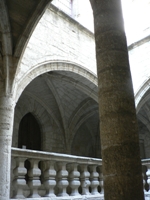 Colonne et cour int&eacute;rieure