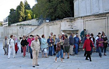 Sur la place du Palais des Papes